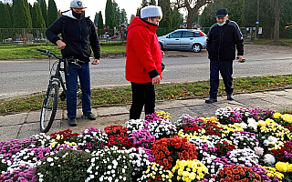 Władze Ełku rozdadzą mieszkańcom chryzantemy. Kwiaty przekazał lokalny przedsiębiorca